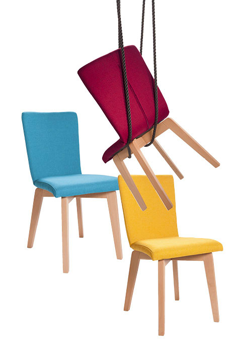 Stühle in Rot, Hellblau und Gelb