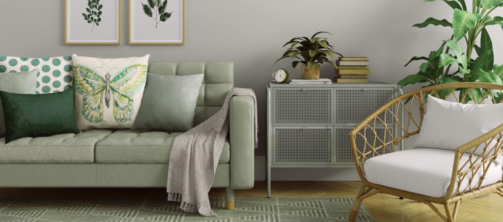 Grünes Sofa mit Kissen und Decke
