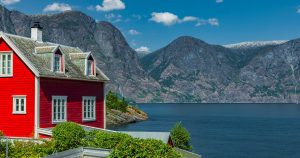 Rotes Haus am Aurlandsfjord in Norwegen