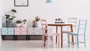 Stühle, Sideboard in Pastellfarben