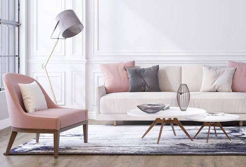 weißes Sofa und rosaner Sessel