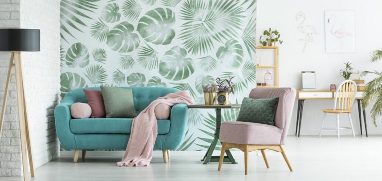 Florale Tapete mit Sessel und Sofa davor
