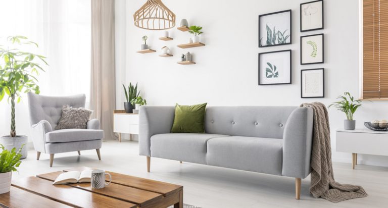 modernes, helles Wohnzimmer mit hellgrauem Sofa und Sessel
