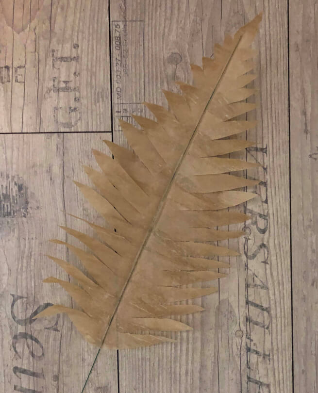 Palmblatt aus Backpapier am Rand zackig eingeschnitten