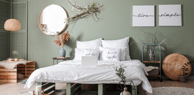 Schlafzimmer in Naturtönen mit Wand in einem Grünton