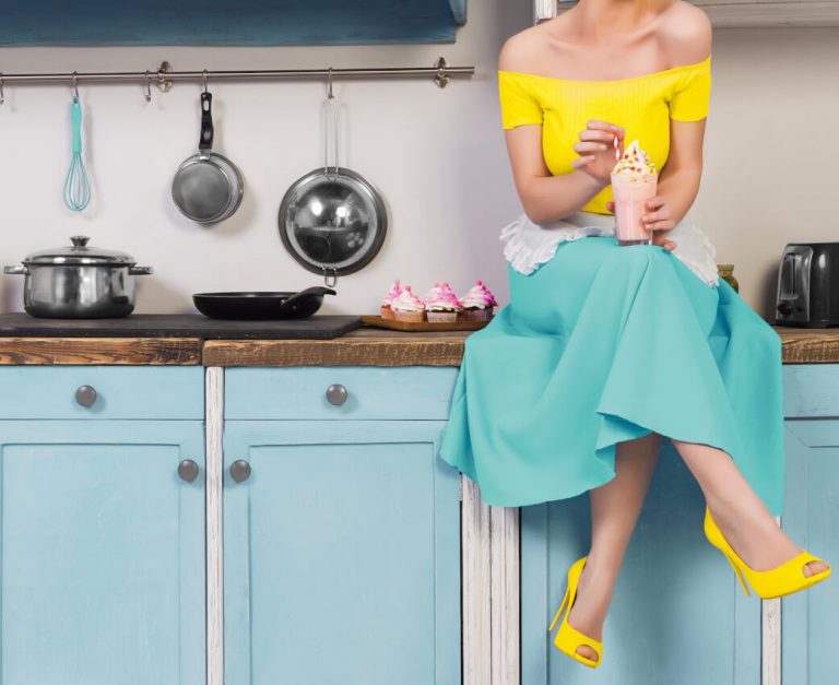 Retro-Frau sitze auf Küchentheke