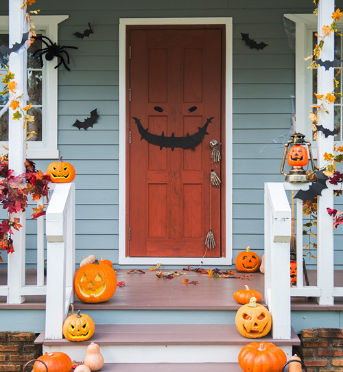 Haustür mit gruseliger Halloween Deko