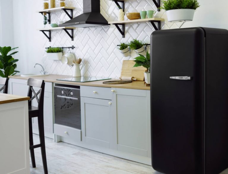 Schwarz/weiße Küche mit Retro-Kühlschrank