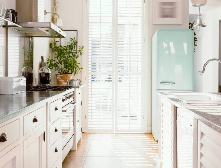Küche mit mintfarbenem Retro Kühlschrank