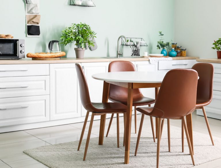 Helle Küche mit braunen Stühlen