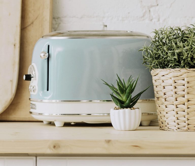 Hellblauer Toaster im Vintage-Look