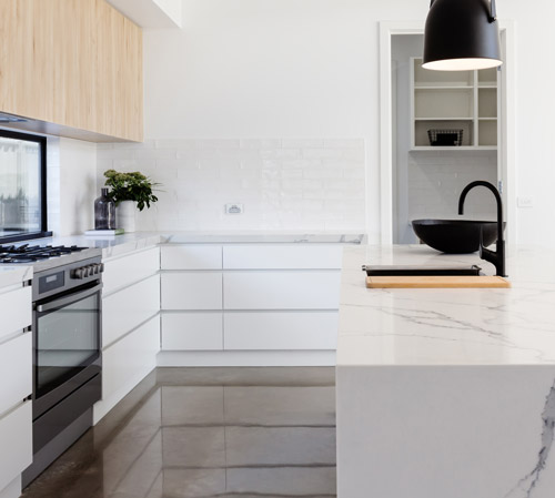 weiße Küche mit Marmor-Arbeitsplatte