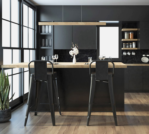 schwarze Küche mit Holz-Arbeitsplatte