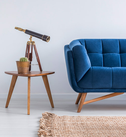 Wohnzimmer einrichten, blaues Sofa mit Teleskop