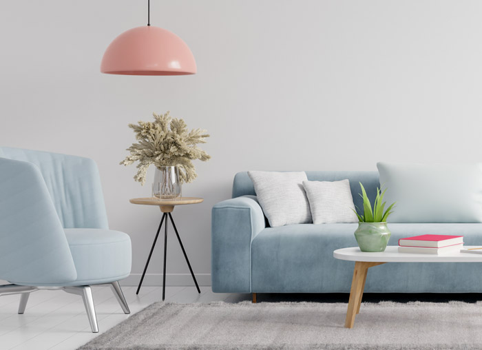 Wohnraum in hellen Farben mit Sofa