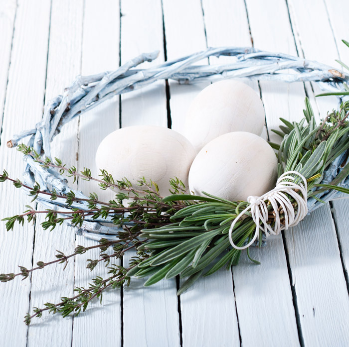 Osterkranz mit Kräutern und Eiern