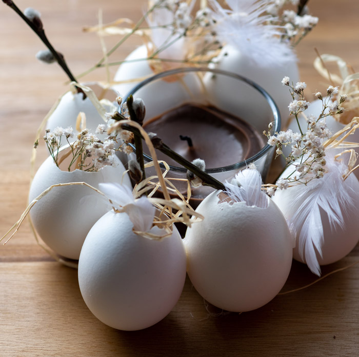 Osterkranz aus Eierschalen mit Blumen