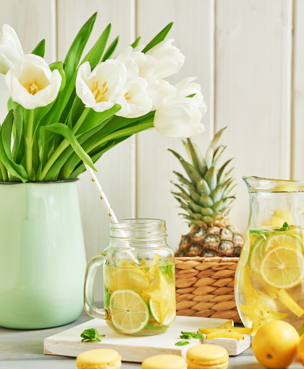 Zitronenlimonade und Tulpenstrauß