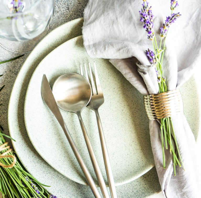 Tischdekoration mit Lavendelzweigen