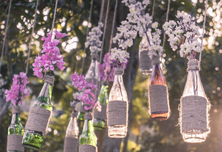 DIY hängende Flaschenvasen mit Blumen
