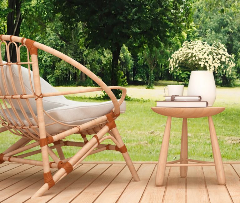 Sessel und Beistelltisch aus Holz auf einer Terrasse