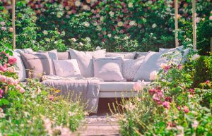 gemütliches Gartensofa mit vielen Kissen als Terrassen Idee