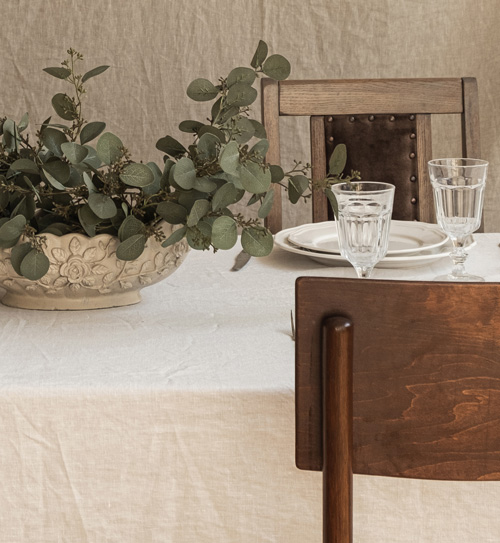 Deko Eukalyptuszweige auf gedecktem Tisch