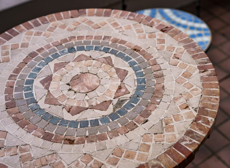 Gartentisch mit Mosaikplatte