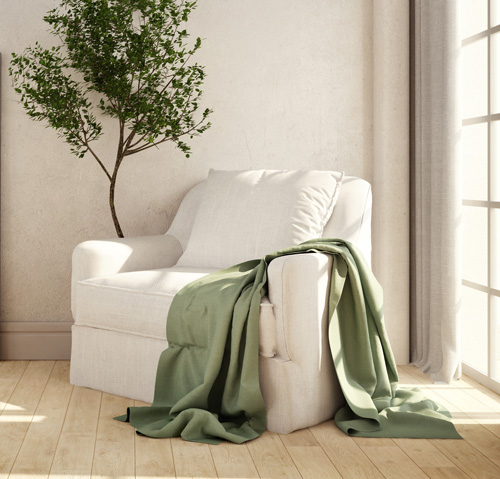 weißer Sessel mit mediterraner Pflanze