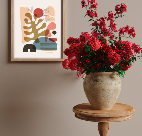 Vase mit Blumen in Rot