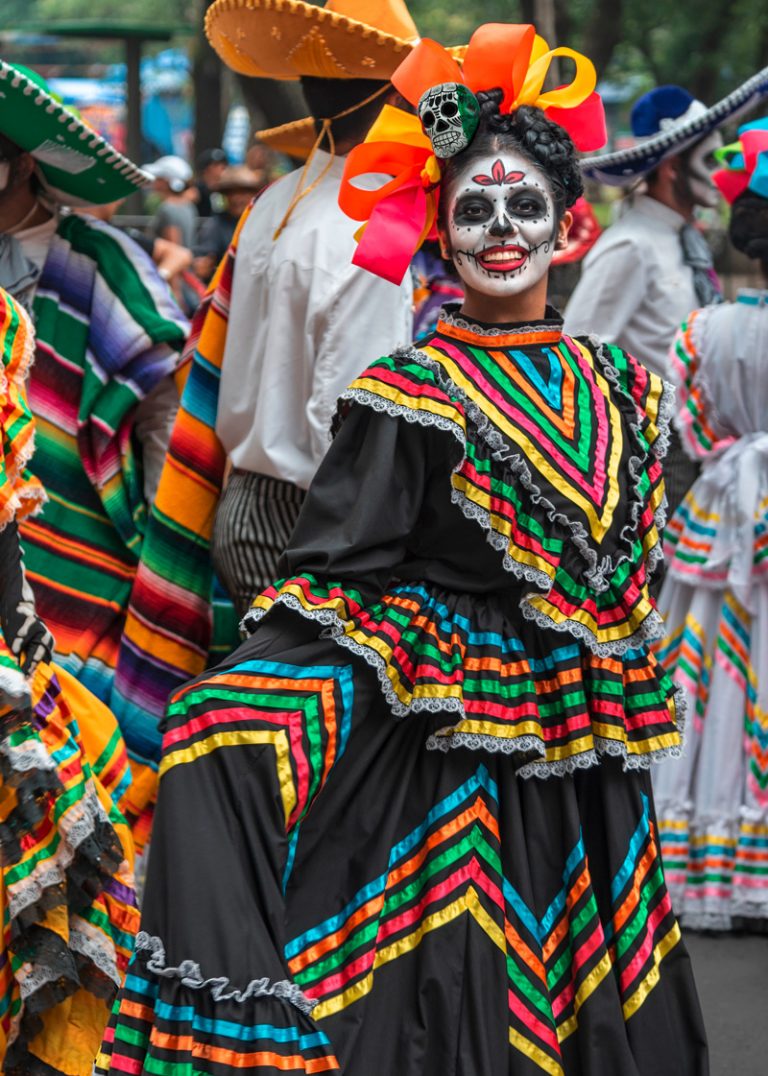 Buntes Kostüm zum mexikanischem Tag der Toten