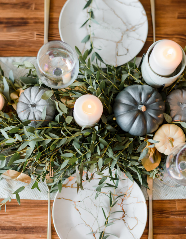 Halloween Tischdeko mit Zweigen, Kürbissen und Kerzen