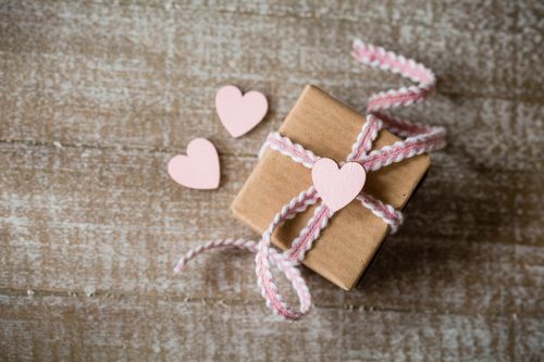 Kleines Geschenk mit rosafarbenen Band Herzen